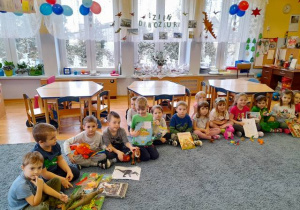Dzieci prezentują przygotowane materiały o dinozaurach.